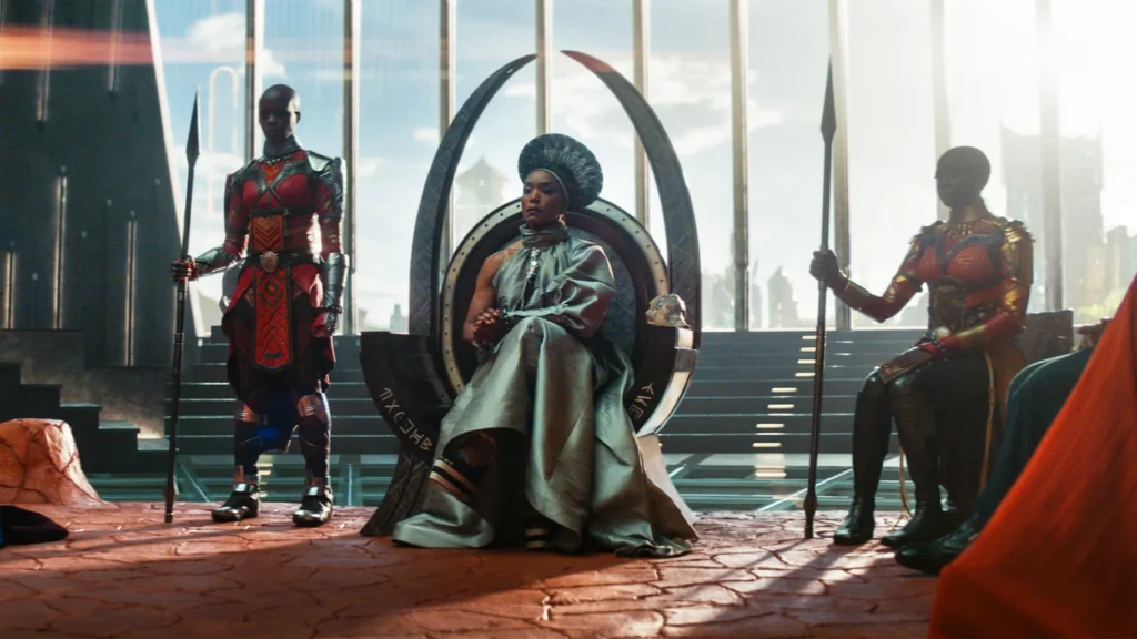 Angela Bassett nel ruolo di Ramonda in Black Panther: Wakanda Forever (2022)
