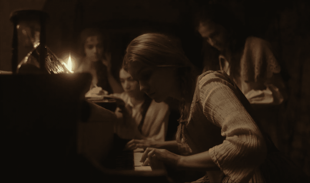 Sorellanza e musica in "Gloria!": Teresa suona il pianoforte mentre le altre ragazze ascoltano curiose.